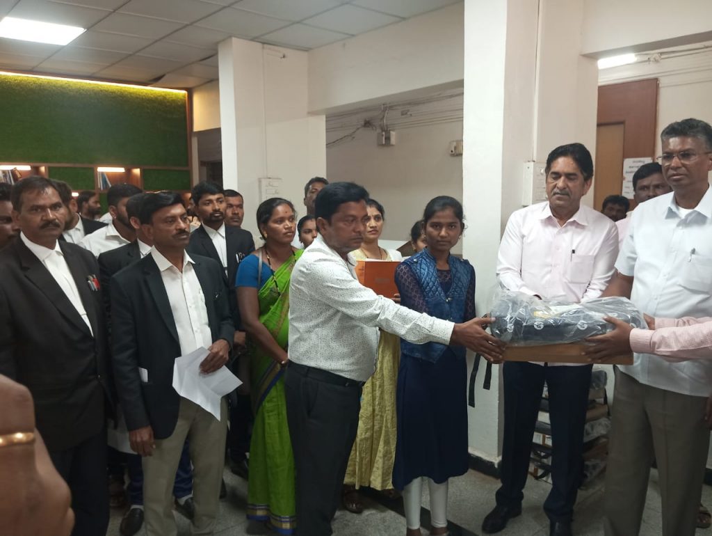 बांधकाम कामगारांच्या मुलांना लॅपटॉपचे वितरण Distribution of laptops to children of construction workers