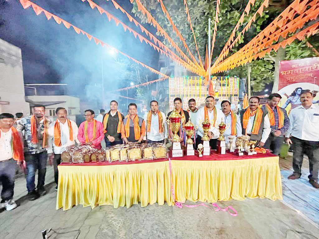 दिलीप कोल्हापुरे फुटबॉल चषकाचे अनावरण Unveiling of Dilip Kolhapure Football Cup