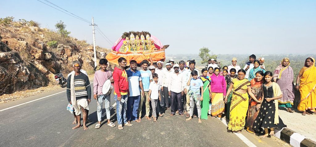 Devotees throng Yallamma Hill on Shapambhari Purnima