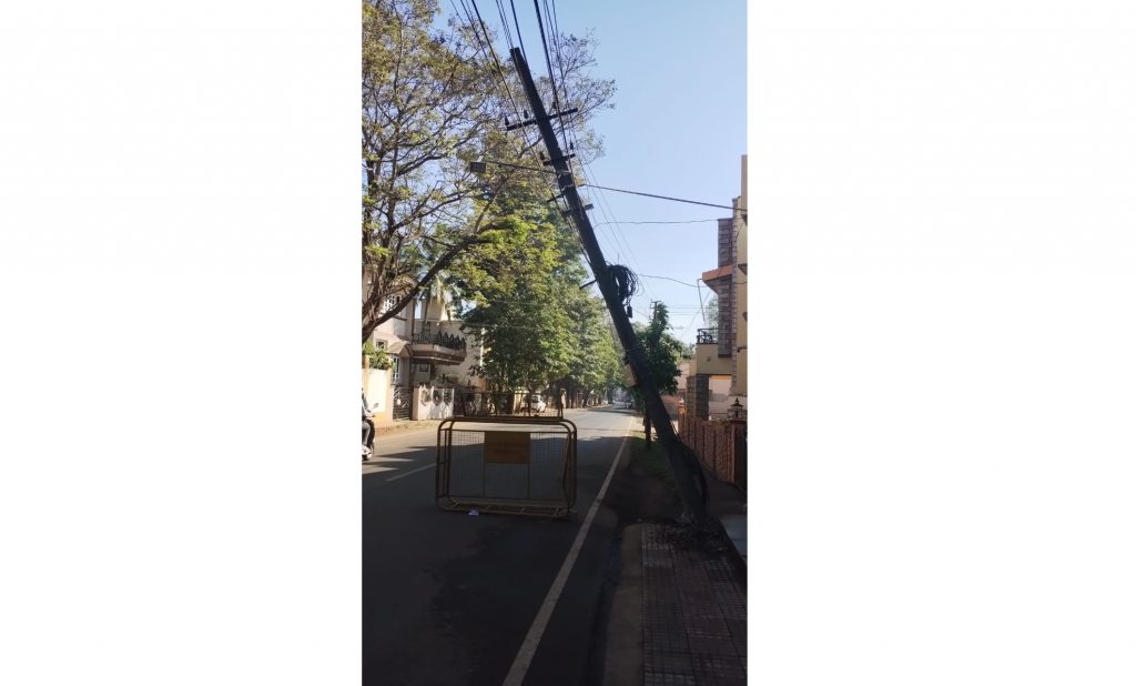 चन्नम्मानगरात विद्युतखांबांची दुरवस्था Dilapidated power poles in Channammanagar