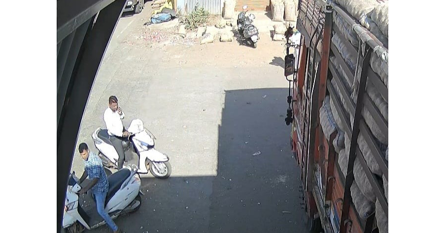 One and a half lakh lumpas of a day trader in the market yard