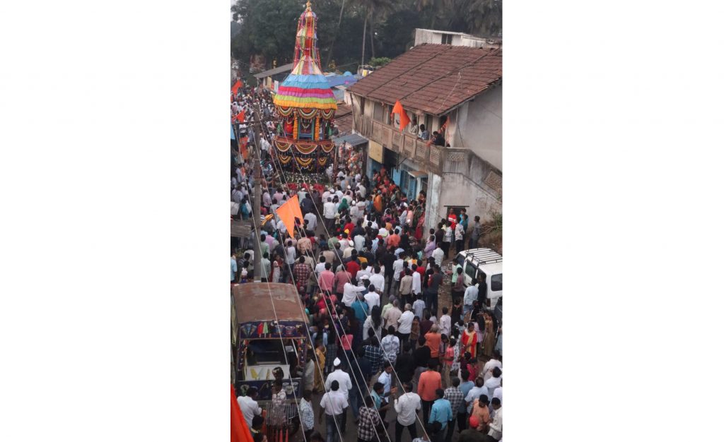 नंदगड रथोत्सवाला हजारो भाविकांची उपस्थिती Thousands of devotees attend the Nandgad Rathotsav
