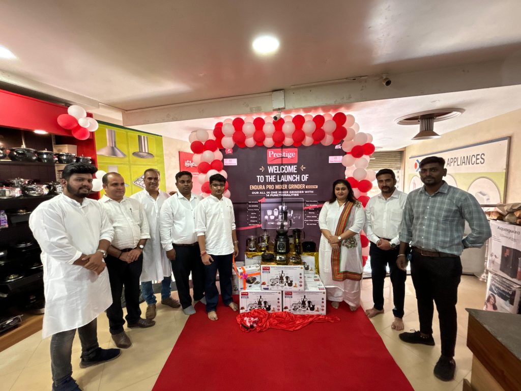 प्रेस्टीज एंड्युरा प्रो मिक्सर-ग्राईंडरचे हजारे किचनवेअर येथे लाँचिंग Launch of Prestige Endura Pro Mixer-Grinder at Hazare Kitchenware