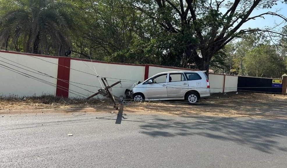 A speeding vehicle hit an electric pole at Shaurya Chowk