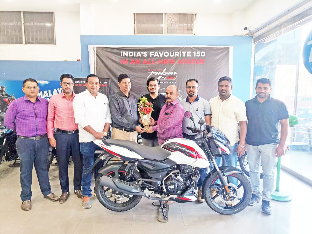 जगजंपी-बजाजकडून मालिकावीराला पल्सर दुचाकी बक्षीस Pulsar two-wheeler prize from Jagjump-Bajaj to serial hero
