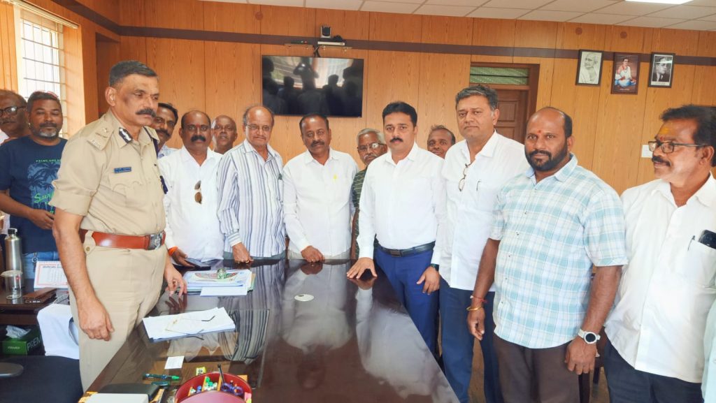 Discussion of Udyam Bagh factory workers with Police Commissioner