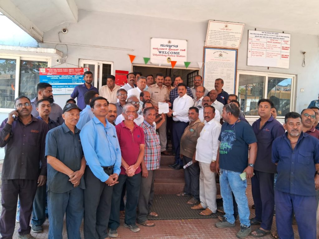 संत्रस्त कारखानदारांचे पोलीस स्थानकाला साकडे Aggrieved factory workers surrender to police station