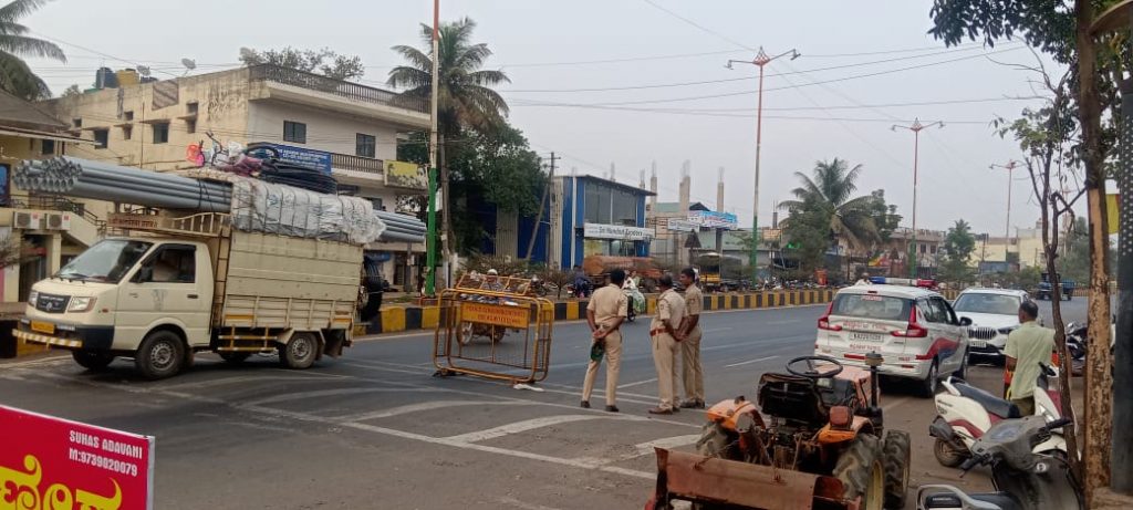 पिरनवाडीनजीक रस्त्यावर ऑईल सांडल्याने पाच दुचाकीस्वार घसरून जखमी Five bikers fell and injured after oil spilled on the road near Piranwadi
