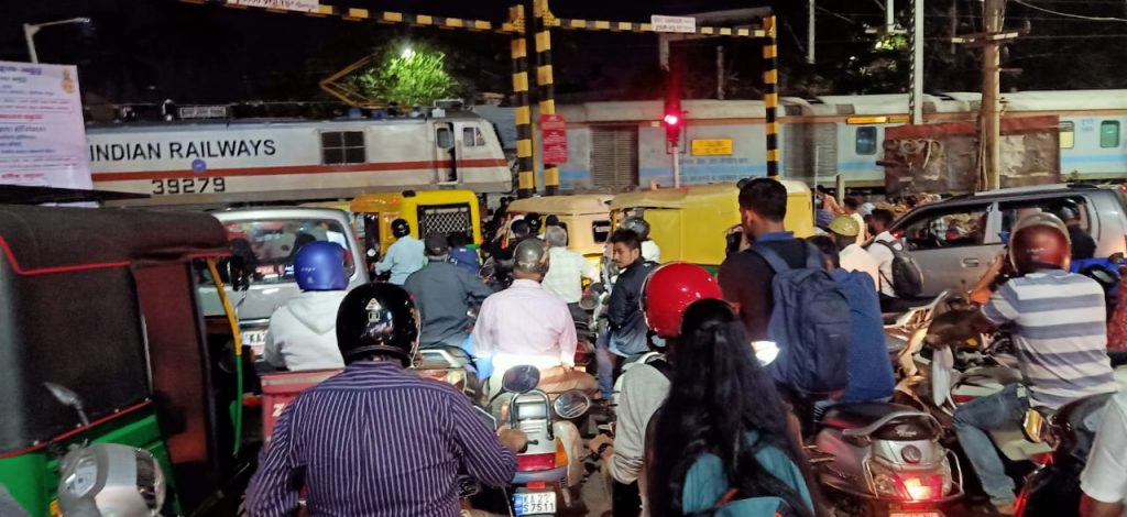 Traffic congestion again in the first railway gate area
