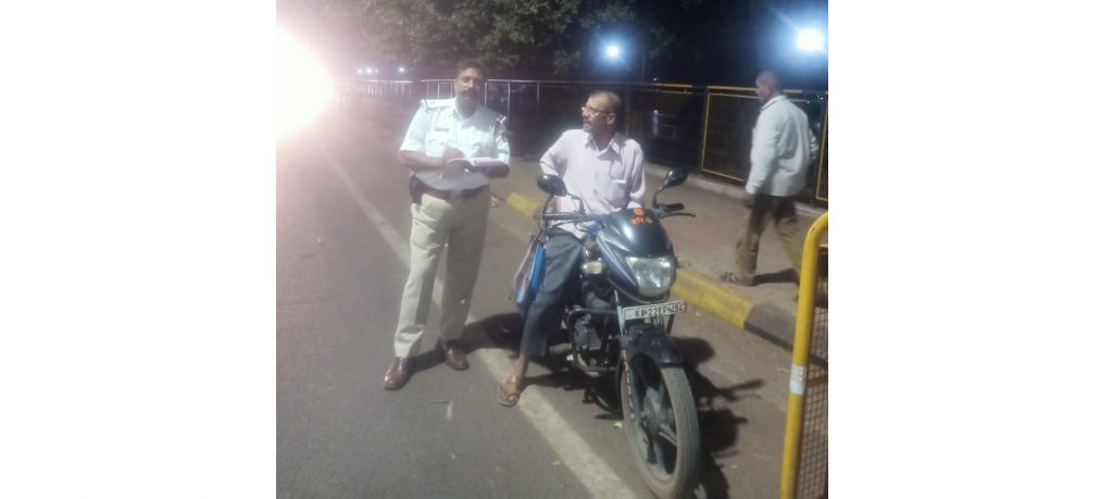 विनाहेल्मेट दुचाकीस्वारांवर कारवाईचा बडगा Action against helmetless bikers