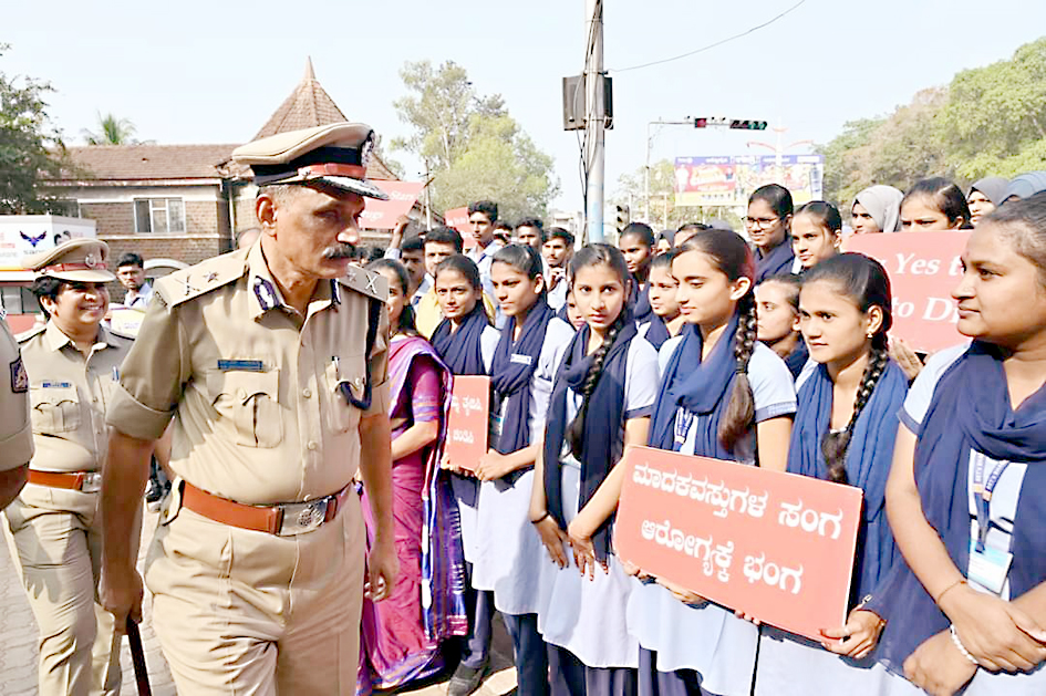 अमलीपदार्थविरोधी रॅलीला उत्स्फूर्त प्रतिसाद Spontaneous response to anti-drug rally