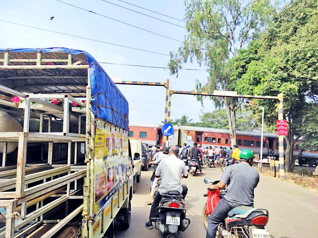 बेफिकीर वाहनचालकांमुळे रेल्वेगेटवर विनाकारण कोंडी Unnecessary congestion at railway gate due to careless drivers