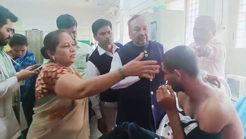 हल्ल्यातील जखमी तरुणाची ईश्वरप्पांकडून चौकशी Eshwarappa interrogate the injured youth in the attack