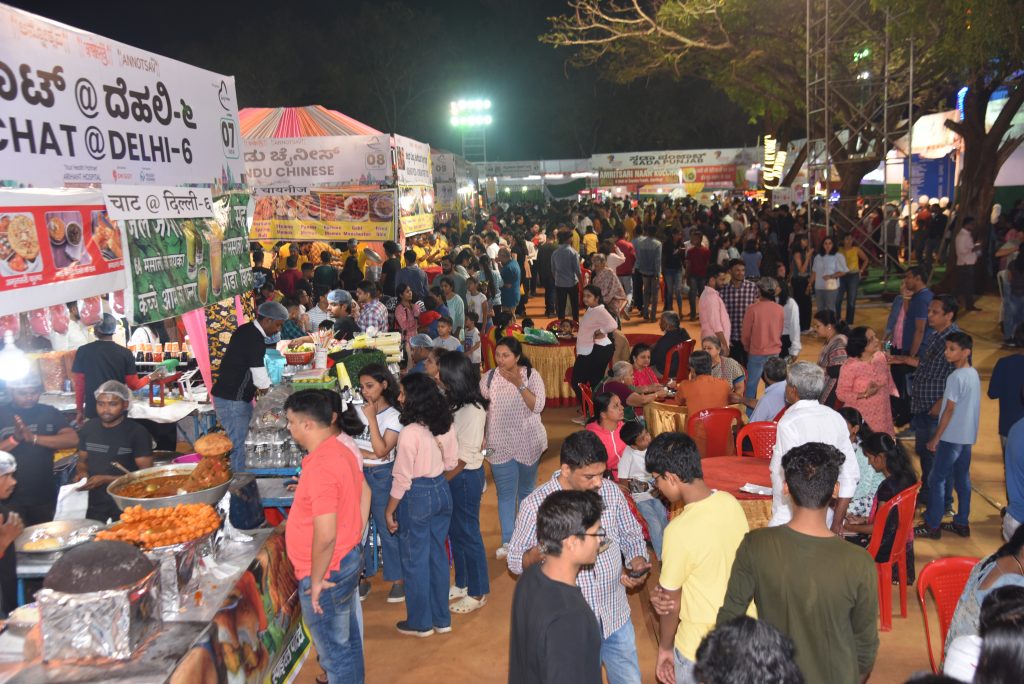 रोटरी अन्नोत्सवात खवय्यांची गर्दी Crowd of gourmands at Rotary Food festival