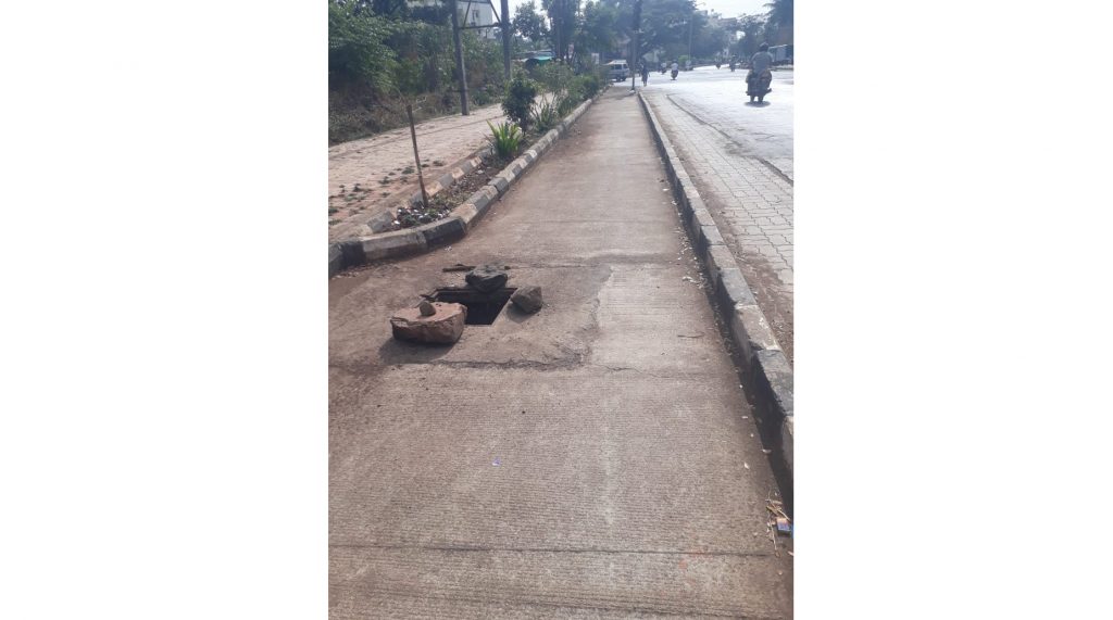 संगमेश्वरनगर येथे सायकल ट्रॅकवरील ड्रेनेज झाकण गायब Drainage cover missing on cycle track at Sangameshwarnagar