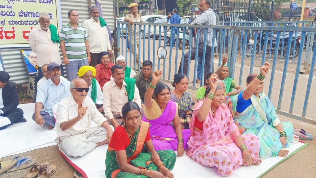 न्यायालयाच्या आदेशानुसार बुडाने जमिनी परत कराव्यात Buda should return the lands as per court orders