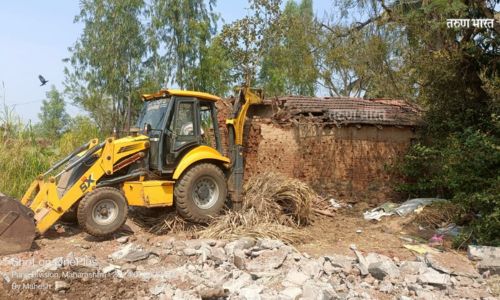 उपोषणाच्या बडग्याने सातवेतील अतिक्रमण जमीनधोस्त, स्वत्त:च उतरवले बांधकाम, उपोषण मागे Satve Panhala Hunger Strike