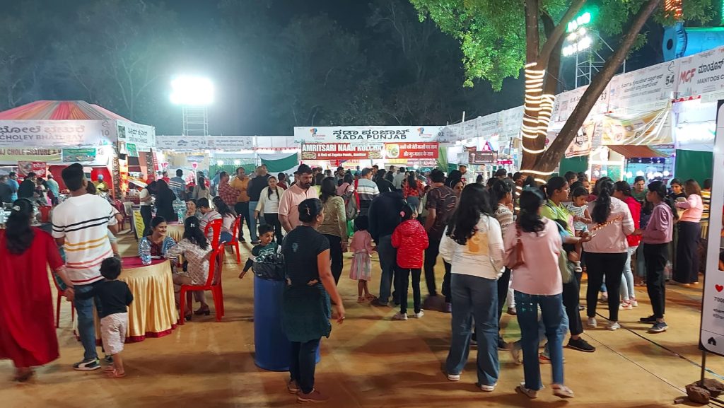 सुफी गाण्यांसह खाद्यपदार्थांचा खवय्यांकडून मनमुराद आनंद A gourmand's indulgence in food accompanied by Sufi songs