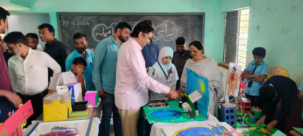 आमदार आसिफ सेठ यांची विज्ञान प्रदर्शनाला भेट