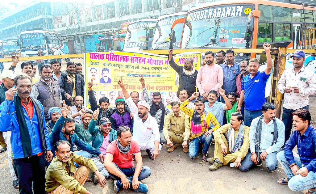 ट्रकचालकांच्या संपामुळे अनेक राज्यात चक्काजाम Traffic jams in many states due to truck drivers' strike