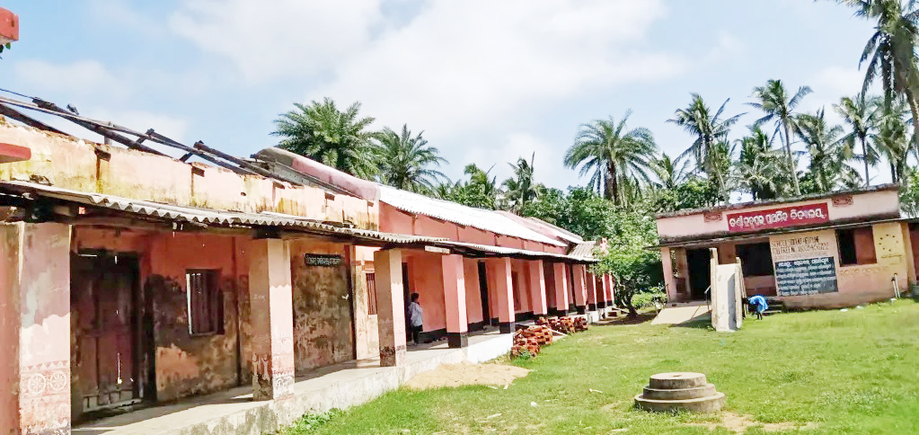 नुकसानग्रस्त वर्गखोल्यांचे विवेक योजनेतून बांधकाम Construction of damaged classrooms through Vivek Scheme