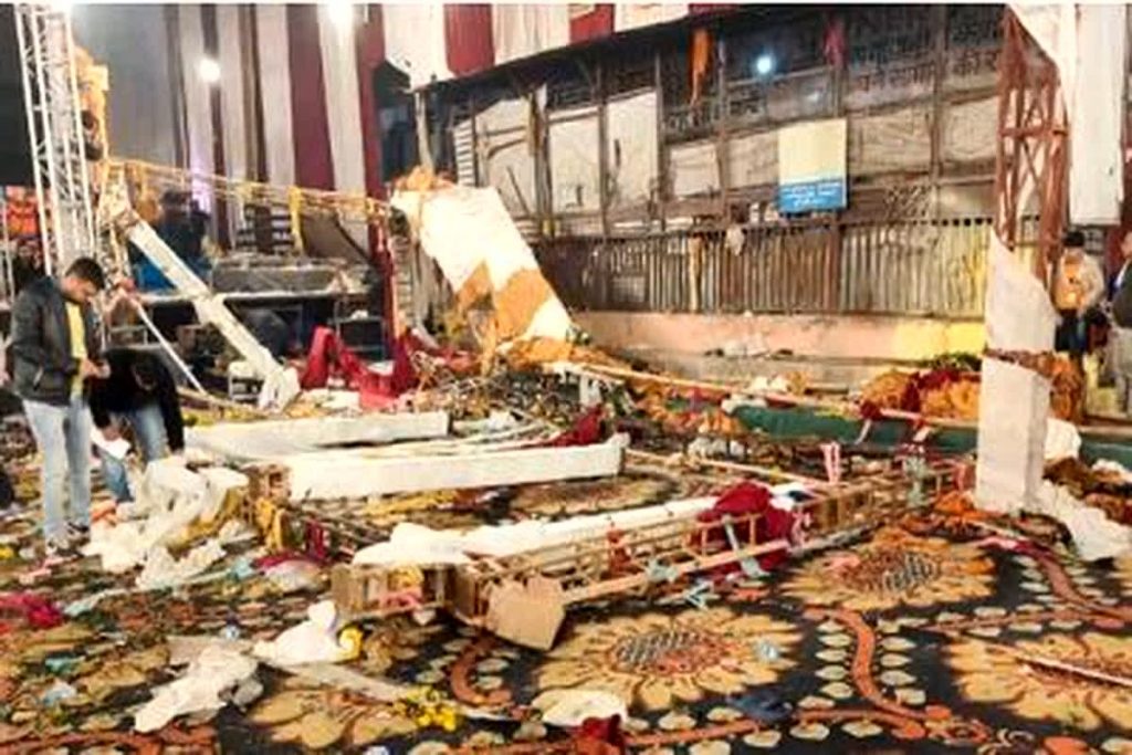 दिल्लीच्या कालकाजी मंदिरात स्टेज कोसळून महिलेचा मृत्यू Woman dies after stage collapses in Delhi's Kalkaji temple