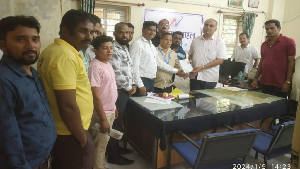 बांदा ग्रामस्थांचे प्रजासत्ताकदिनी “भीक मांगो” आंदोलन