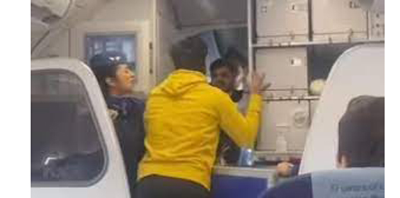प्रवाशाने वैमानिकाला लगावली थप्पड The passenger slapped the pilot
