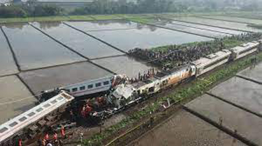 इंडोनेशियाच्या जावामध्ये रेल्वे दुर्घटना Train accident in Java, Indonesia