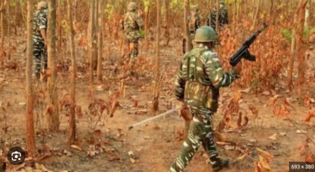 छत्तीसगडमध्ये नक्षलींचा सीआरपीएफ तळावर हल्ला, 3 जवान हुतात्मा Naxalites attack in Chhattisgarh, 3 jawans killed