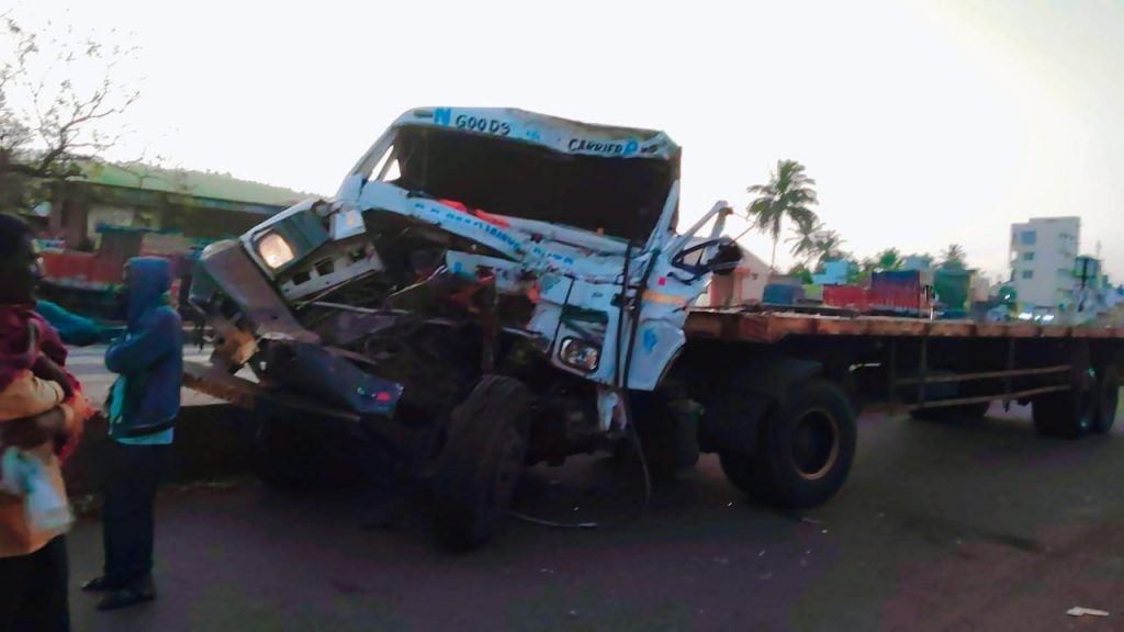 काकतीनजीक ट्रकला भरधाव कंटेनरची धडक’ A container collided with a truck near Kakateen.