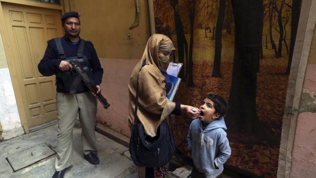 पोलिओ लसीकरण पथकावर हल्ला, 6 जणांचा मृत्यू Attack on polio vaccination team, 6 dead