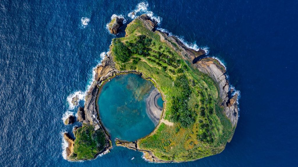 अनोखे परंतु सुंदर बेट A unique but beautiful island
