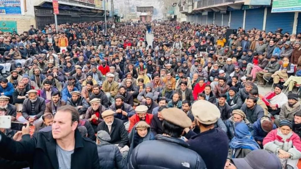 Angry people on the streets due to inflation in Pakistan