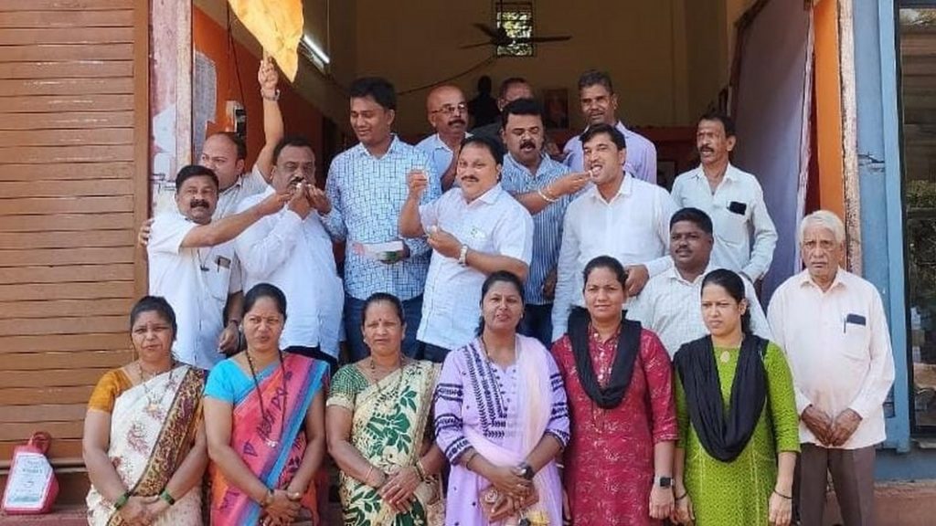 दोडामार्गात शिंदे समर्थकांचा फटाके फोडून जल्लोष