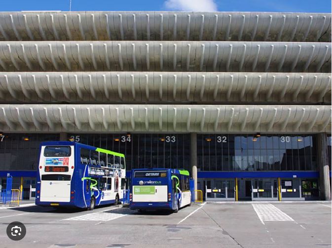 पडणाऱ्या इमारतीचा झाला बस स्टँड A falling building became a bus stand