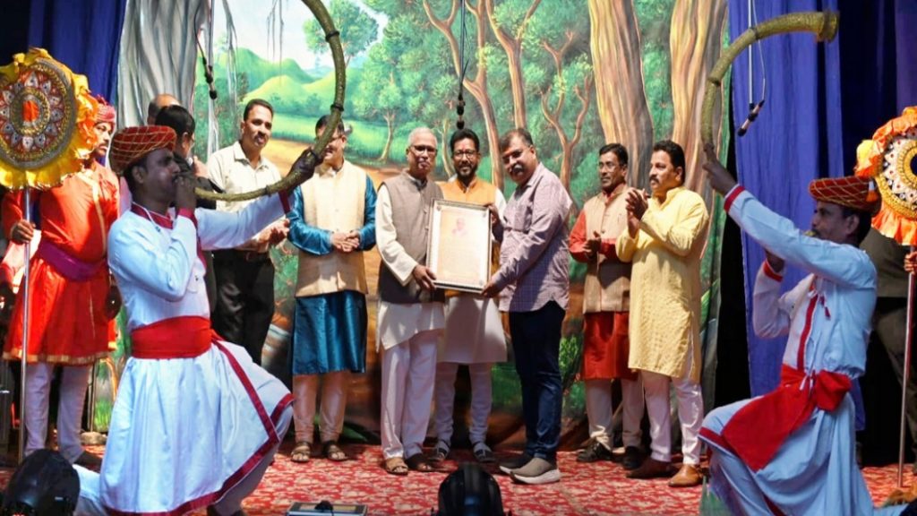 साहित्यिक सुरेश ठाकूर यांना लोकसेवा पुरस्कार प्रदान