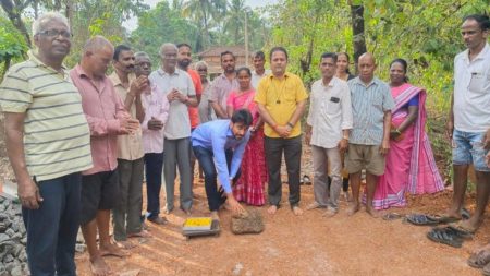 सावंतवाडी -शिरोडा मुख्य रस्त्याचे प्रथमेश तेलींच्या हस्ते भूमिपूजन