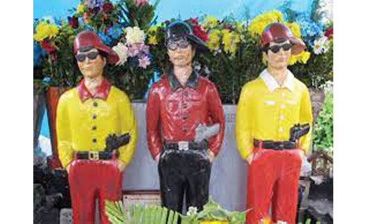 गुन्हेगारांची पूजा करणारा देश A country that worships criminals