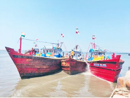 Successfully rescued seven fishing brothers with a boat