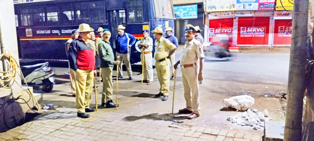 फोर्टरोडवर रात्री उशिरा तुरळक दगडफेकीनंतर धावपळ A late night run after occasional stone pelting on Fort Road