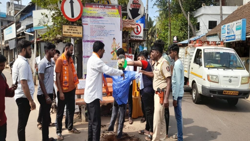मालवणात जितेंद्र आव्हाडांचा पुतळा मनसैनिकांनी जाळला