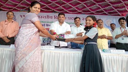 जिल्हास्तरीय वक्तृत्व स्पर्धेत अस्मी मांजरेकर प्रथम