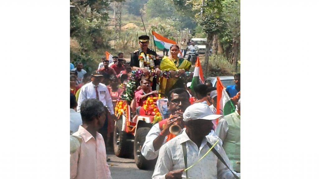 सेवा बजावून परतलेल्या कॅप्टन बापू राऊळ यांचे शिरशिंगेत अनोखे स्वागत