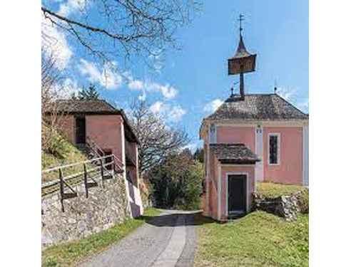रस्त्याच्या एकाबाजूला पाद्री, दुसऱ्या बाजूला लोक Pastors on one side of the road, people on the other