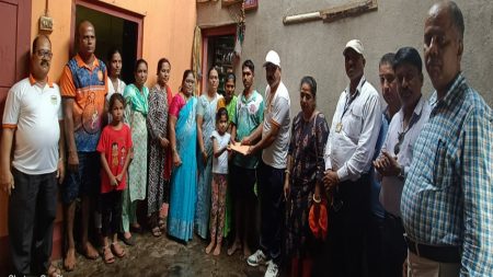 इन्सुलीत घर बेचिराख झालेल्या नेवगी कुटुंबीयाना आर्थिक मदत