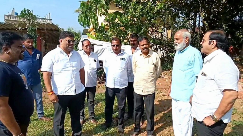 आ . वैभव नाईकांनी केली पिंगुळीतील ठाकर आदिवासी कलादालनाची पाहणी