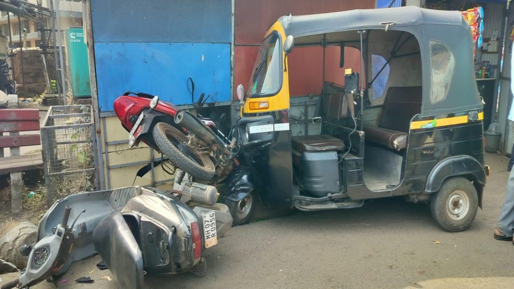 सावंतवाडीत रिक्षाची दुकानासह ४ उभ्या दुचाकींना धडक