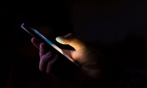 मोबाइलवर लावलेला स्टेटस म्हणजे काय असतो रे भावा ? status on mobile disturbed the unity of the rural areas