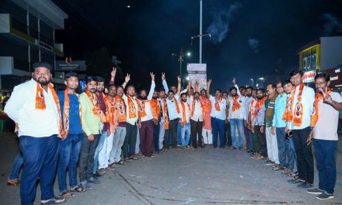 निकालानंतर उमरग्यात शिंदे गटाकडून आनंदोत्सव Celebrations by the Shinde group at Umargya after the result